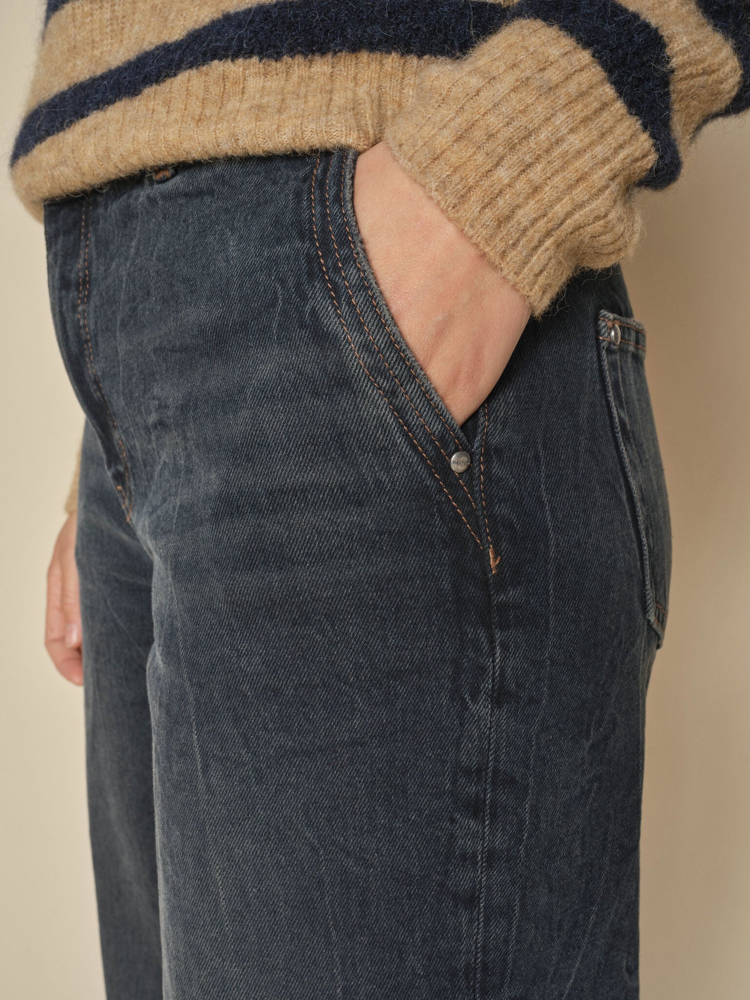 Modelshot / Dark Grey / Detail